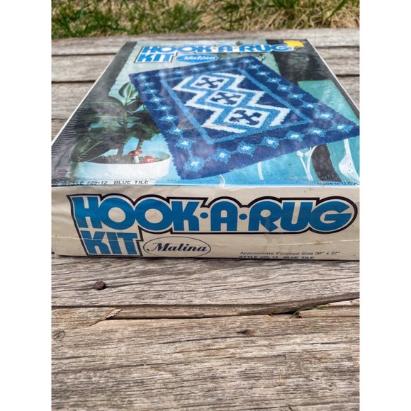 Vintage Latch Hook rug kit Blue White Geometric Boho NOS New 20x27" - Picture 2 of 8